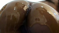 Tanned cougar gets a lot of oil for her ass and tastes big schlong