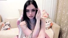 Amateur webcam babe masturbating